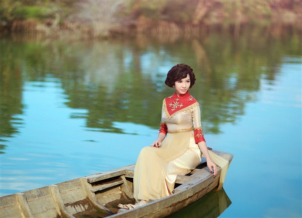 Người[-]mẫu[-]Thúy[-]Vân[-]diện[-]áo[-]dài[-]hòa[-]cùng[-]thiên[-]nhiên,[-]sông[-]nước